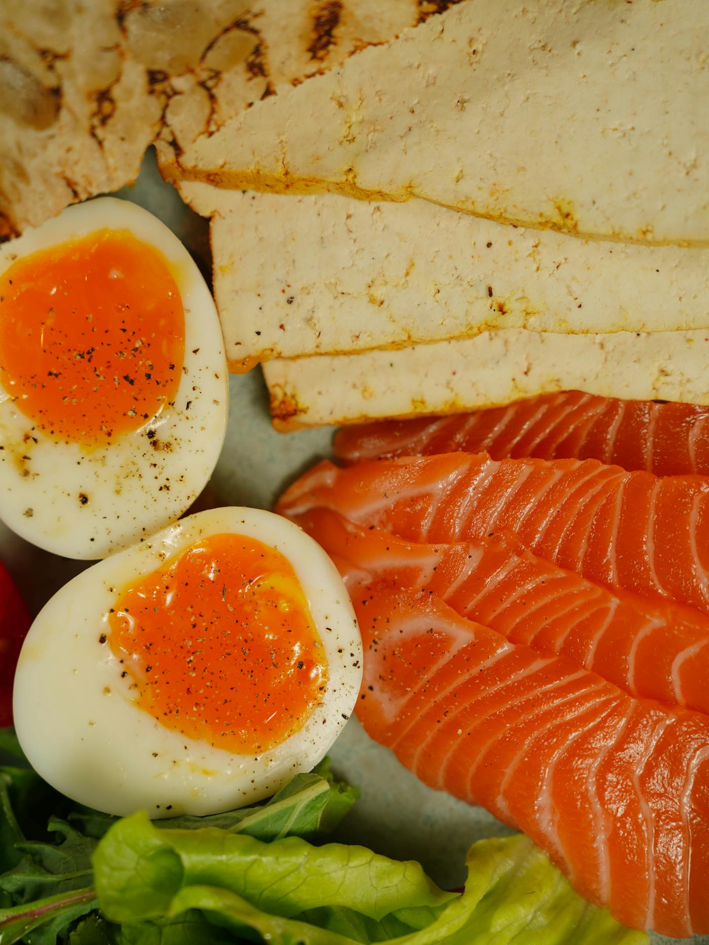 Ovos, salmão e tofu como fontes proteicas.
